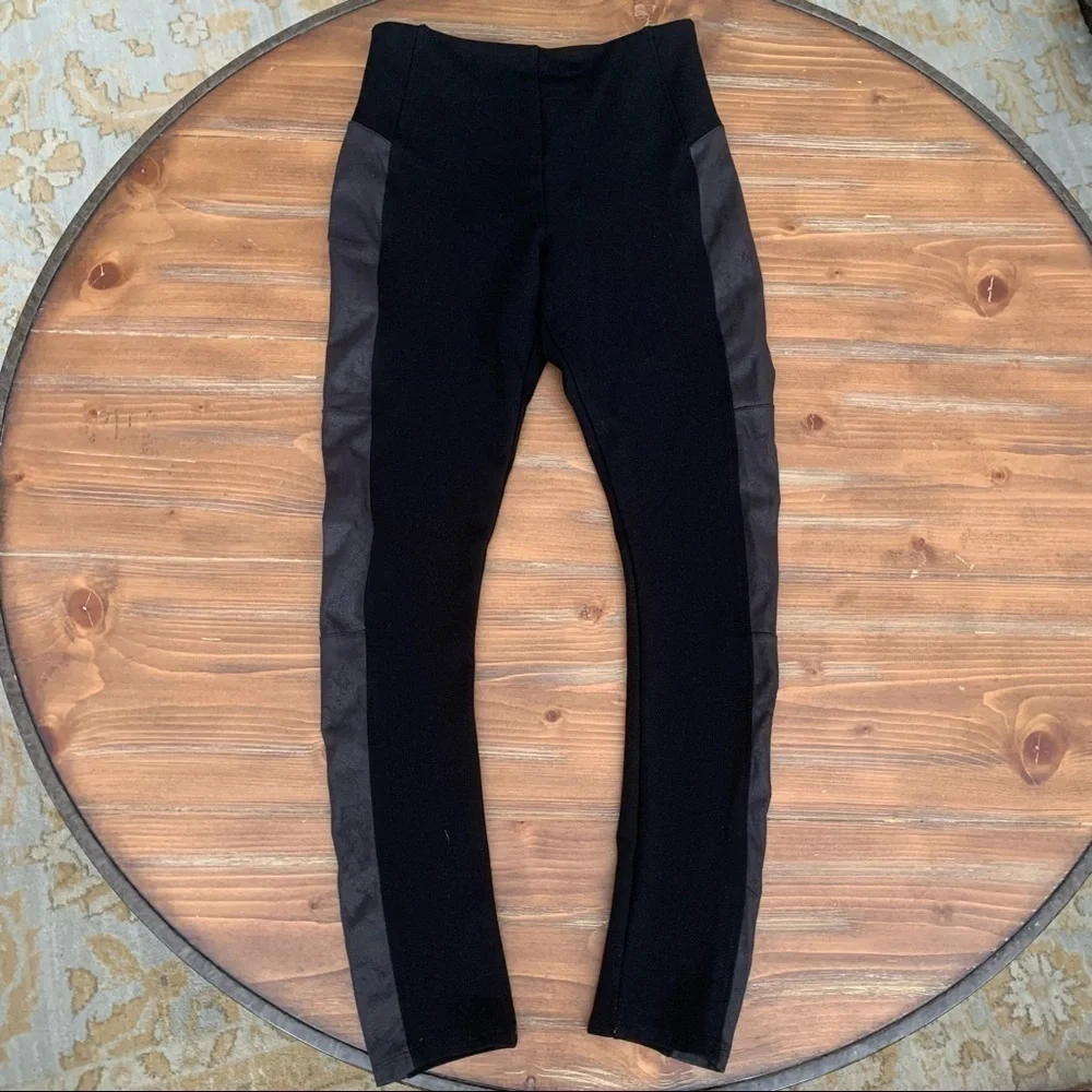 Lysse Black Leggings Faux Leather Panels. XS - Picture 2 of 7